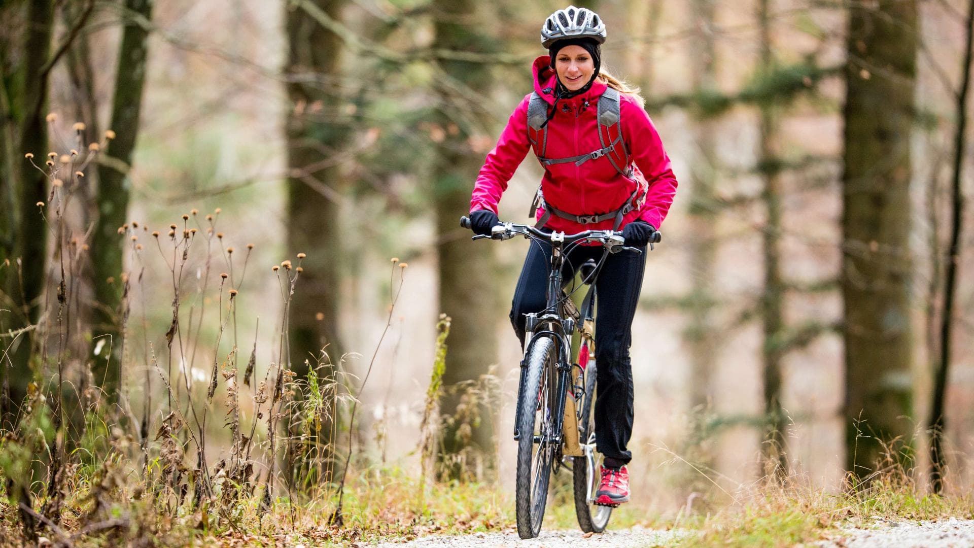 Frau fährt Fahrrad