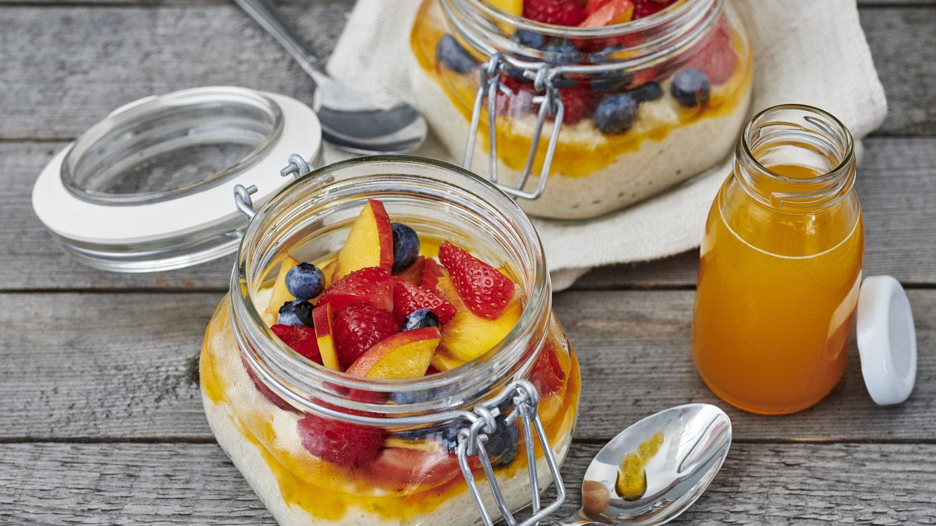 Porridge mit Früchten im Glas