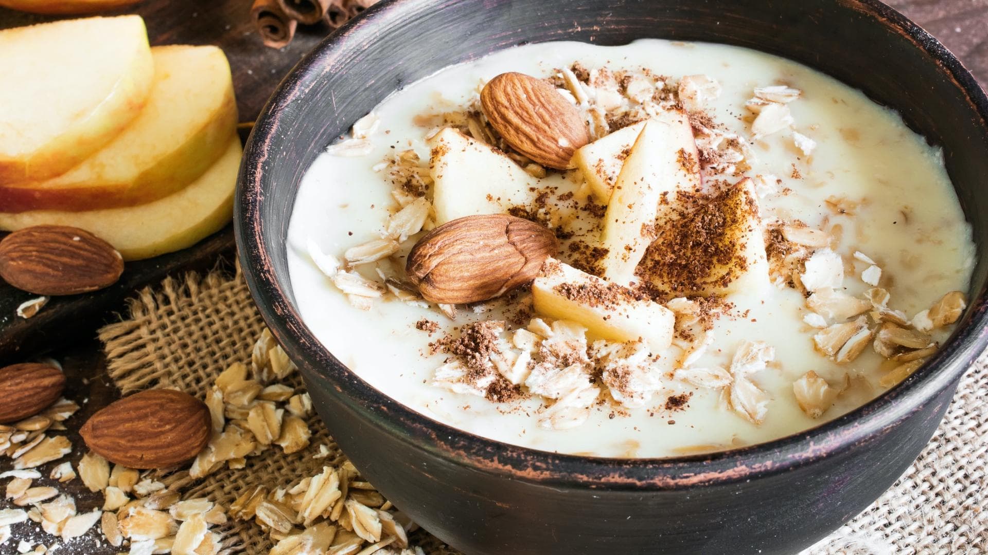 Porridge mit Mandeln und Äpfeln