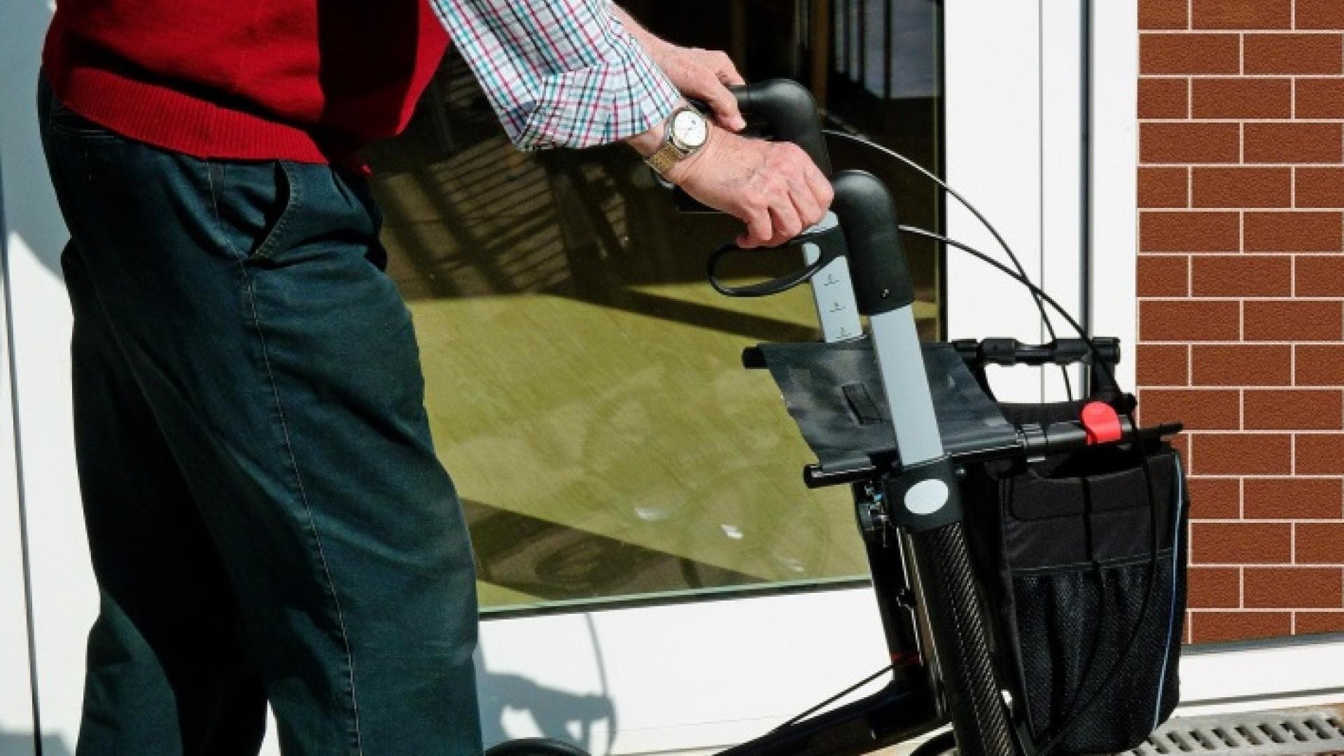 Älterer Herr mit Rollator