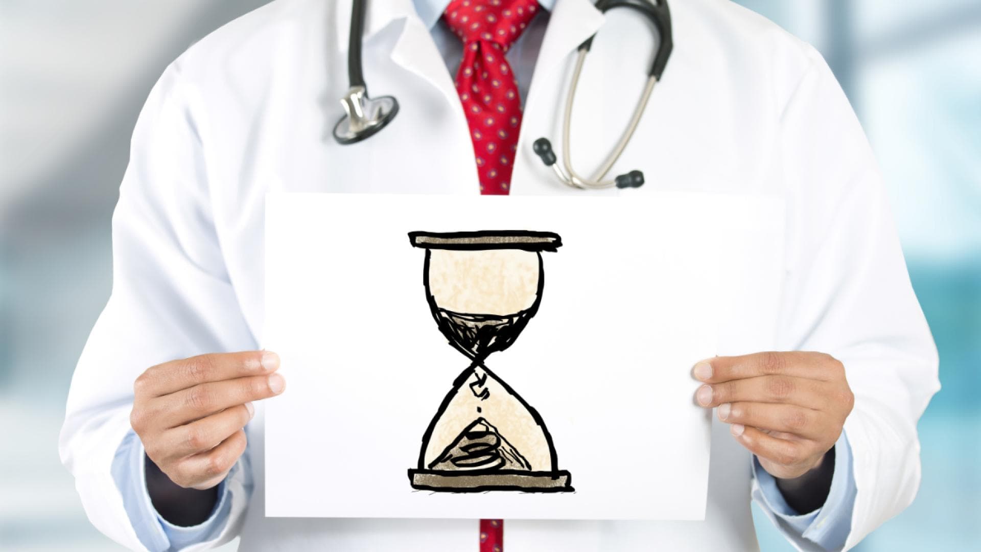 Arzt hält Grafik einer Sanduhr in den Händen