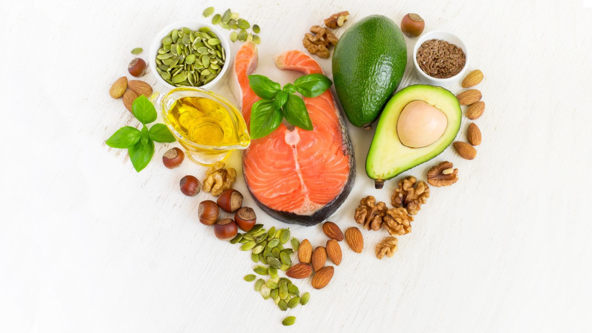 Lachs, Avocado und Nüsse in Herzform Lachs, Avocado und Nüsse in Herzform