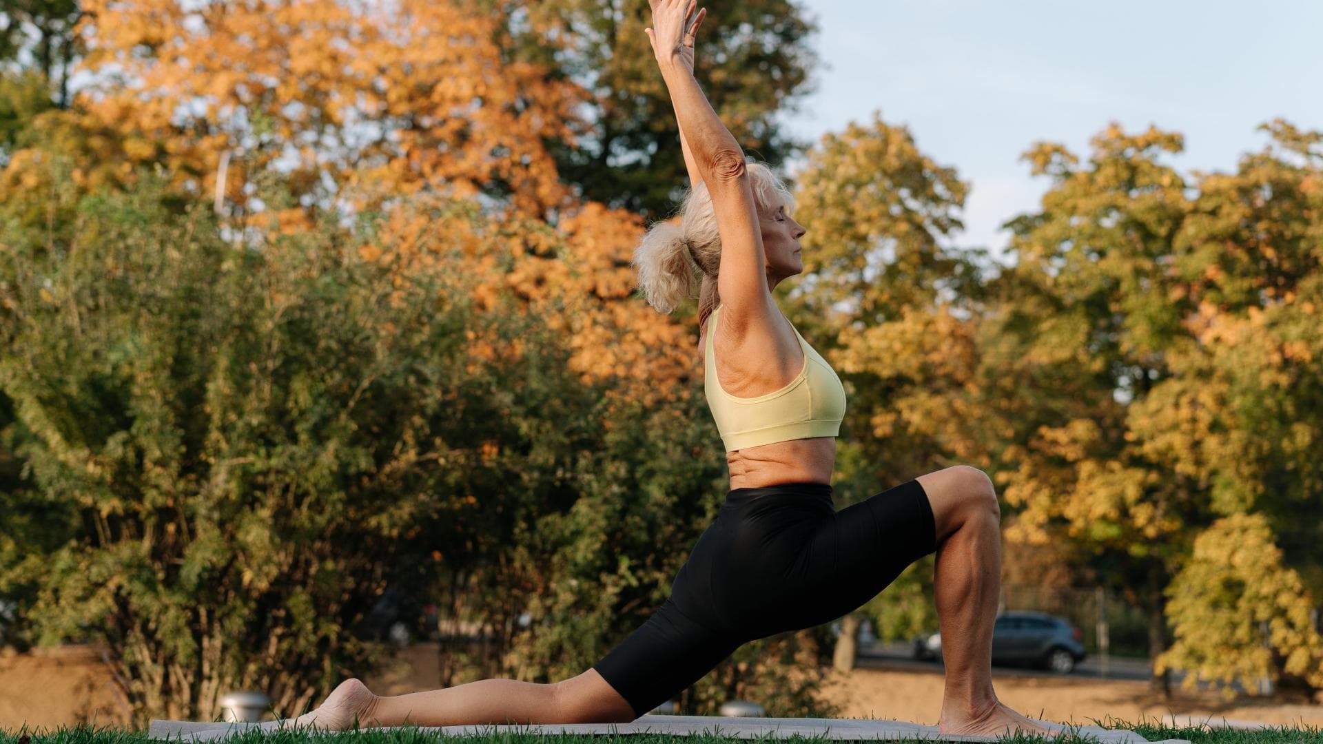 Frau macht Yoga