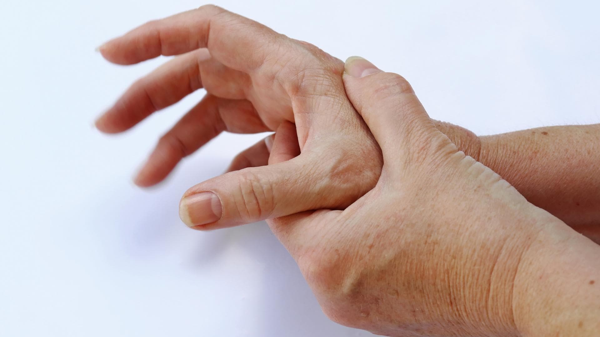 Eine Hand hält die andere fest