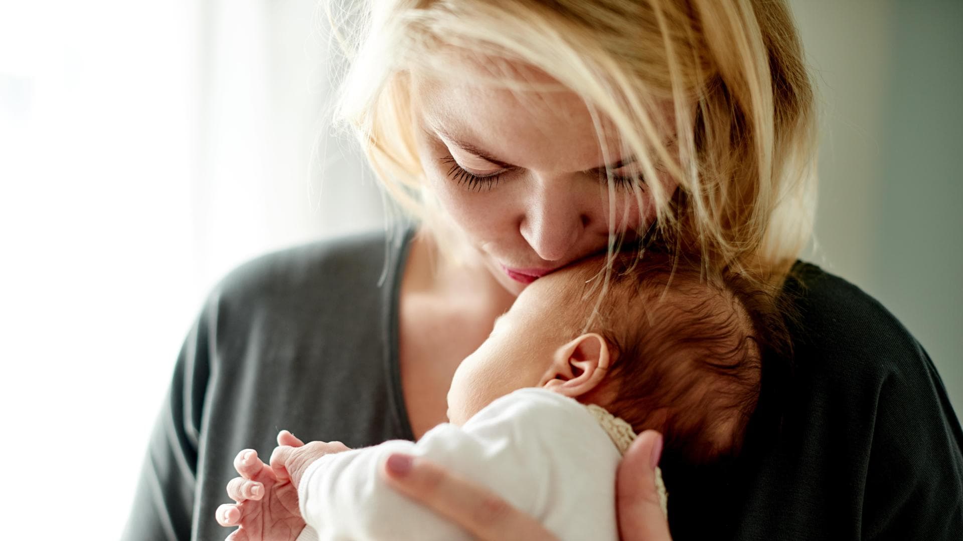 Das Schreien eines Babys kann für Eltern sehr belastend sein.