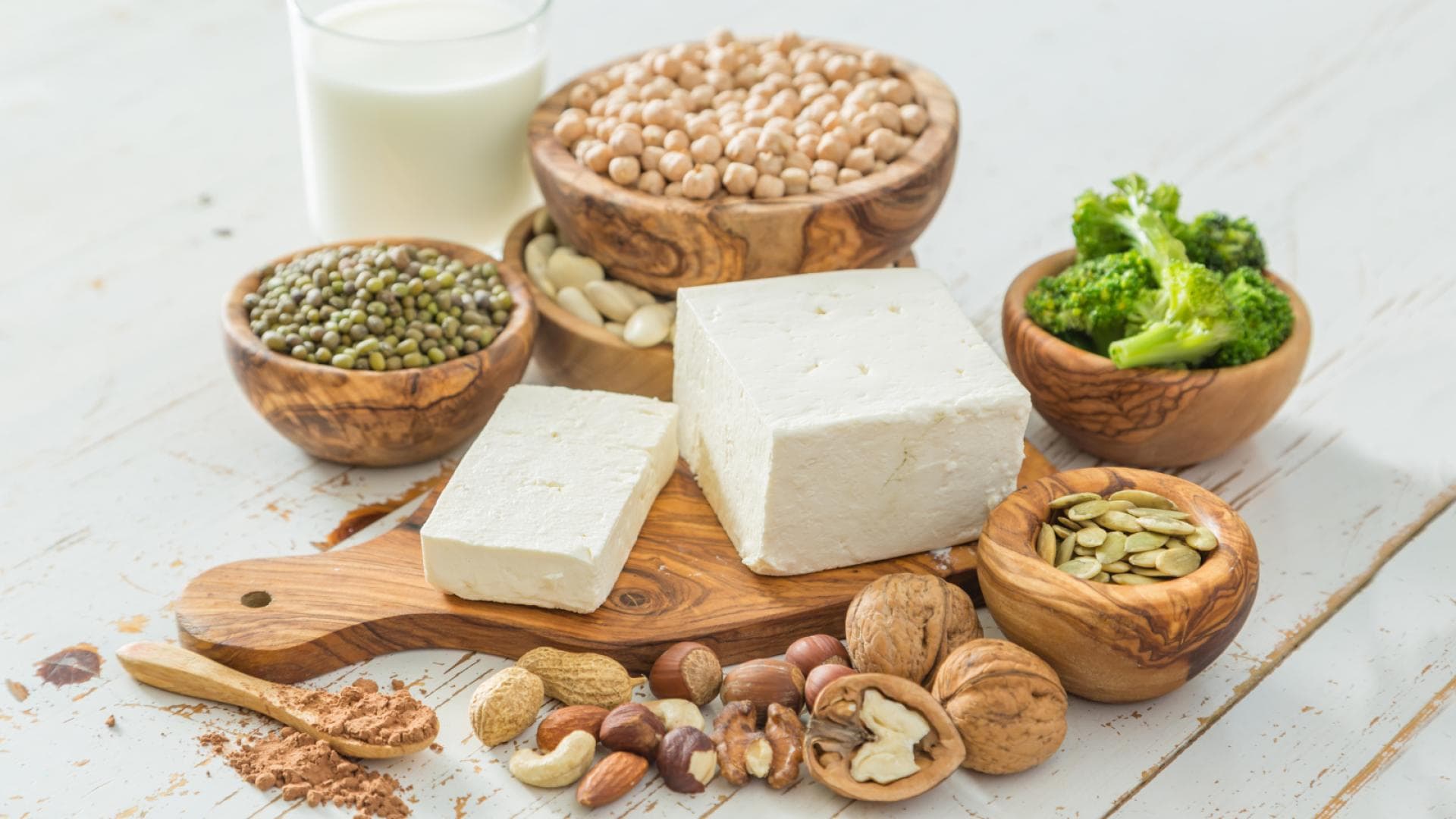 Proteinreiche Lebensmittel wie Tofu, Nüsse und Hülsenfrüchte