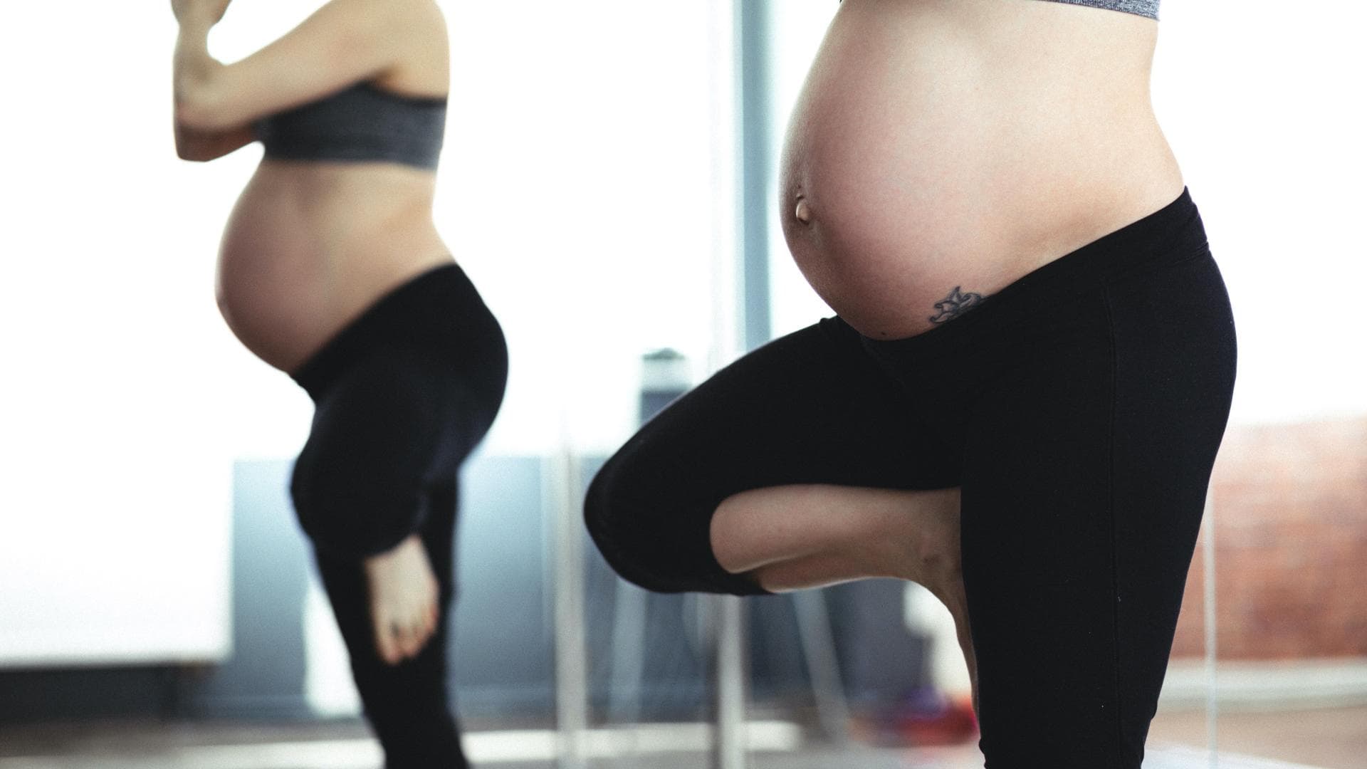 Schwangere macht Yoga Schwangere macht Yoga