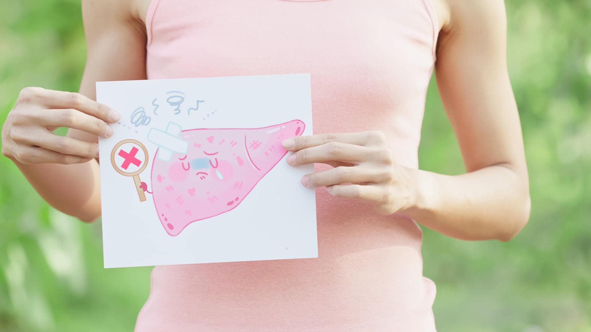 Frau hält Grafik einer kranken Leber in den Händen