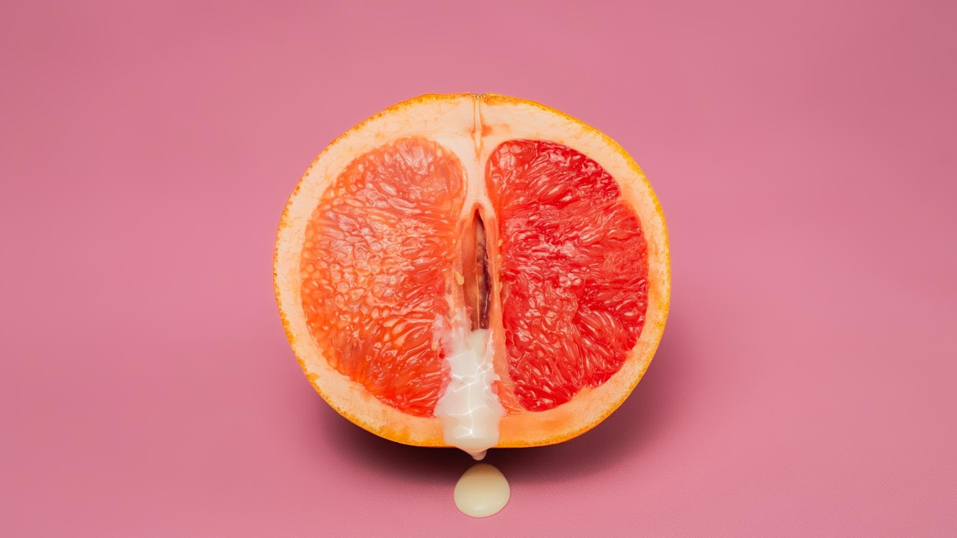 Grapefruit mit weißer Flüssigkeit