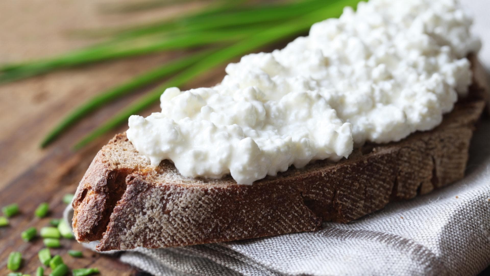 Brot mit Hüttenkäse belegt