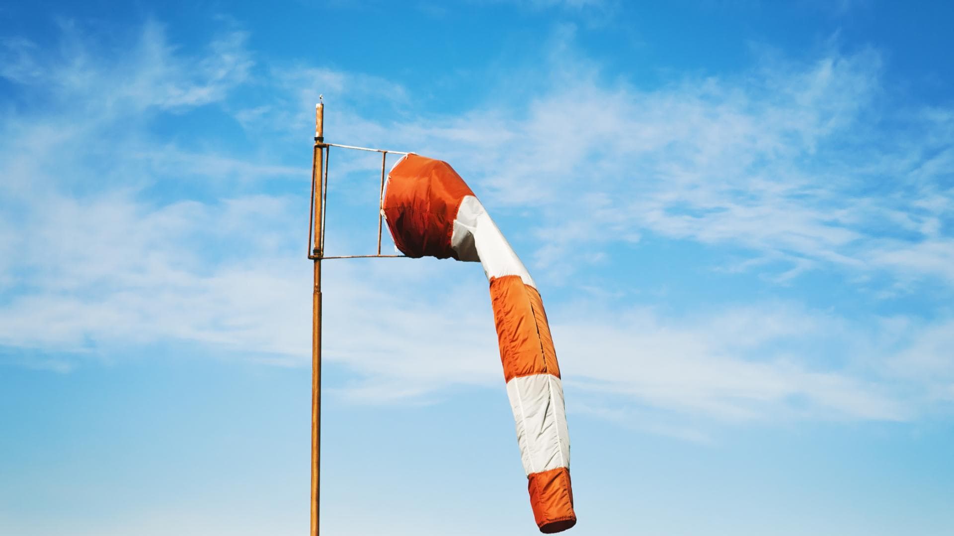Windsocke schlaff im Wind