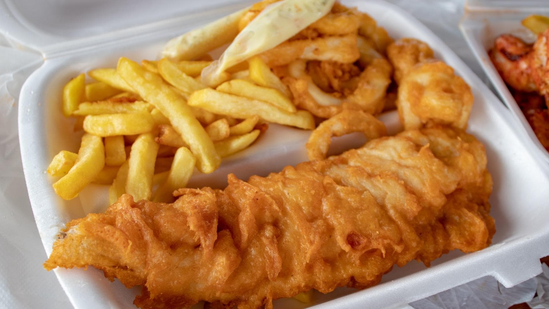 Fish and Chips in einer Transportbox Fish and Chips in einer Transportbox