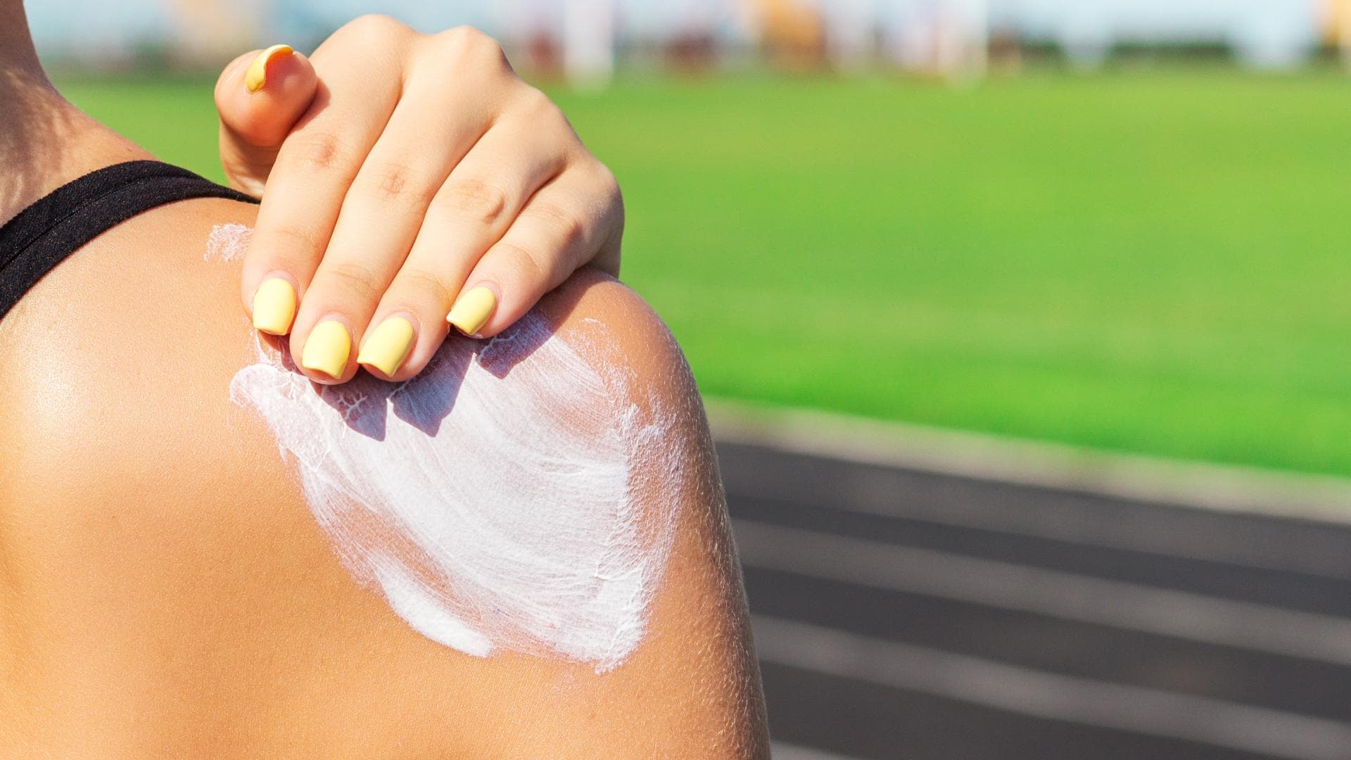 Frau trägt Sonnencreme auf