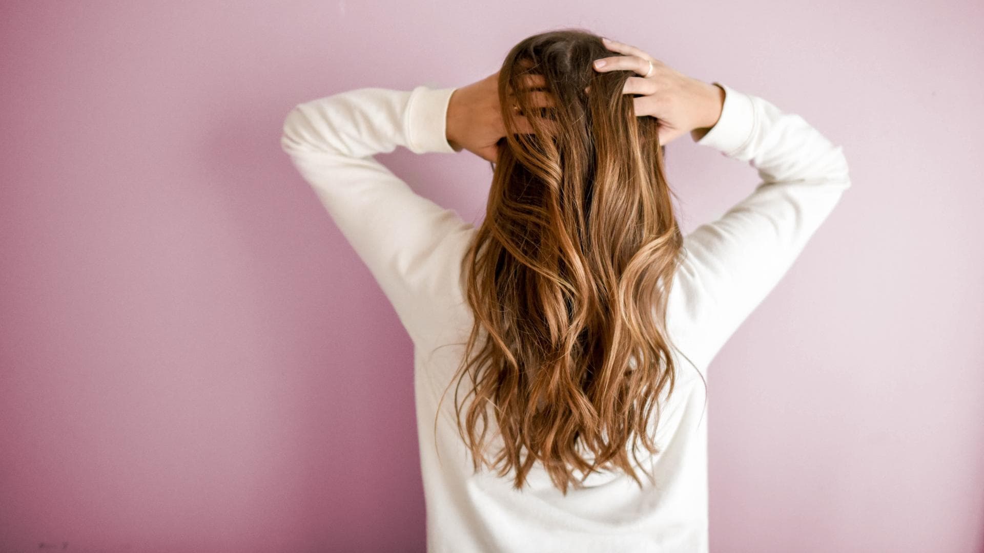 Frau mit langen, offenen Haaren