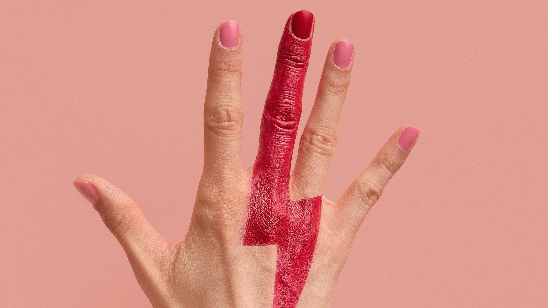 Hand zeigt fünf Finger mit angemaltem Blitz auf Handrücken