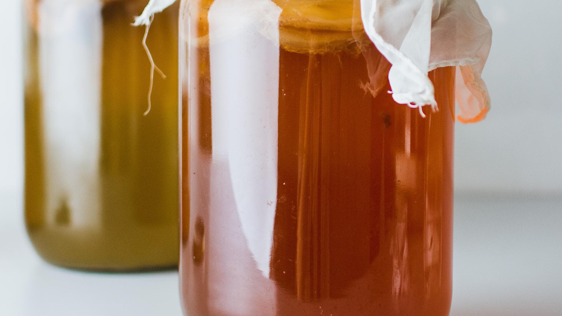 Kombucha gärt in Einmachgläsern