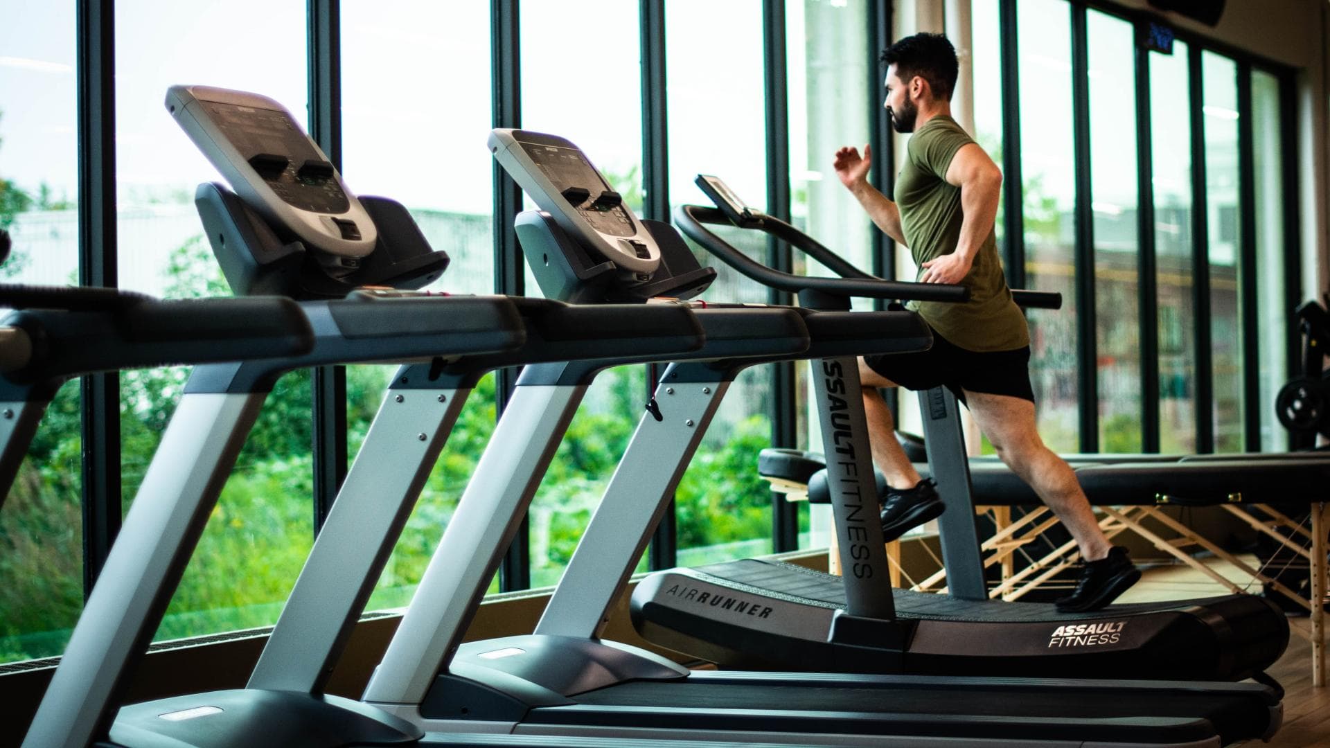 Mann auf Indoor-Laufband