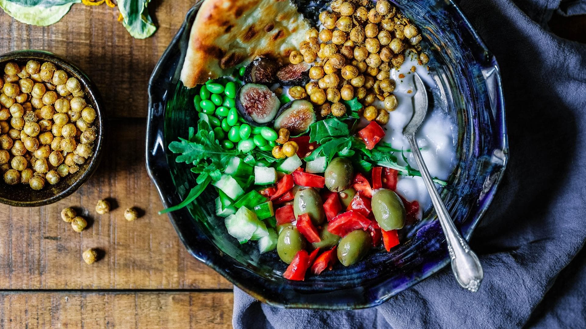 Die mediterrane Ernährung ist geprägt von viel Obst, Gemüse, Vollkornprodukten, pflanzlichen Fetten und Fisch. 