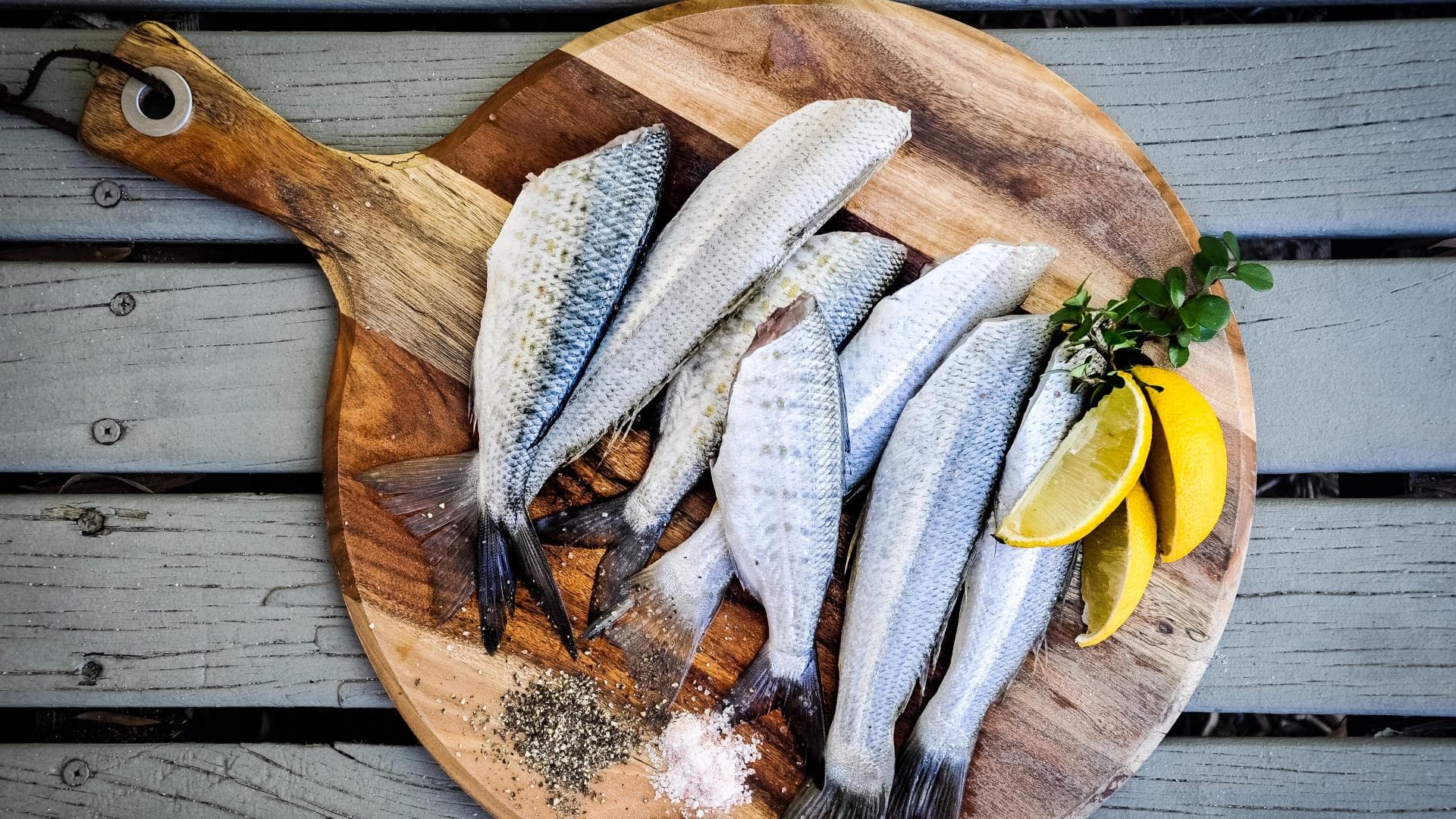 Frischer Fisch auf Holztablett angerichtet