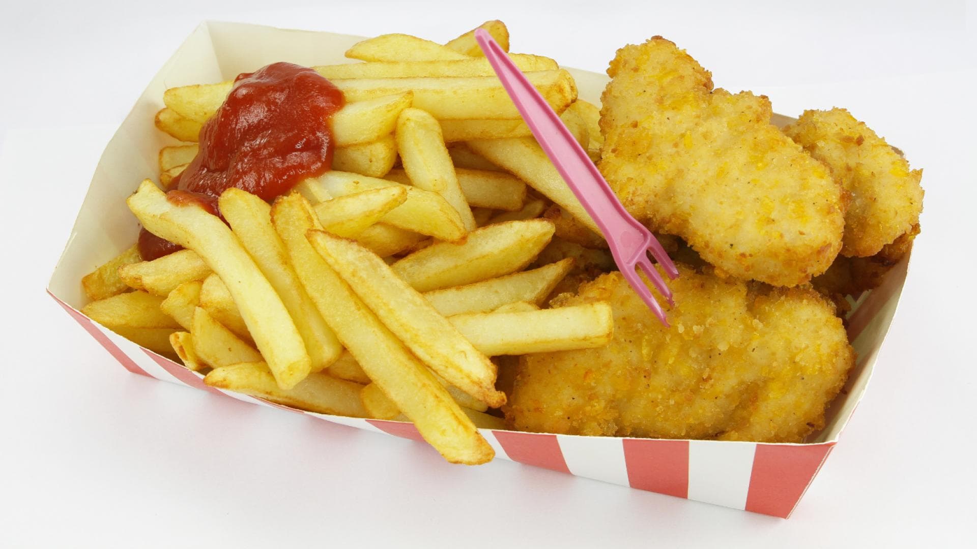Pommes, Chickennuggets und Ketchup in einer Schale