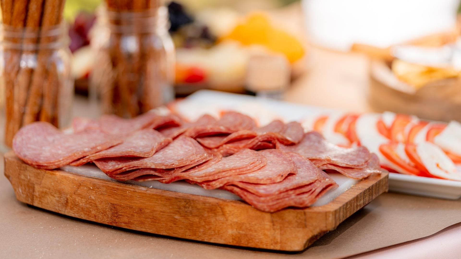 Salami in Scheiben auf einem Holzbrett Salami in Scheiben auf einem Holzbrett