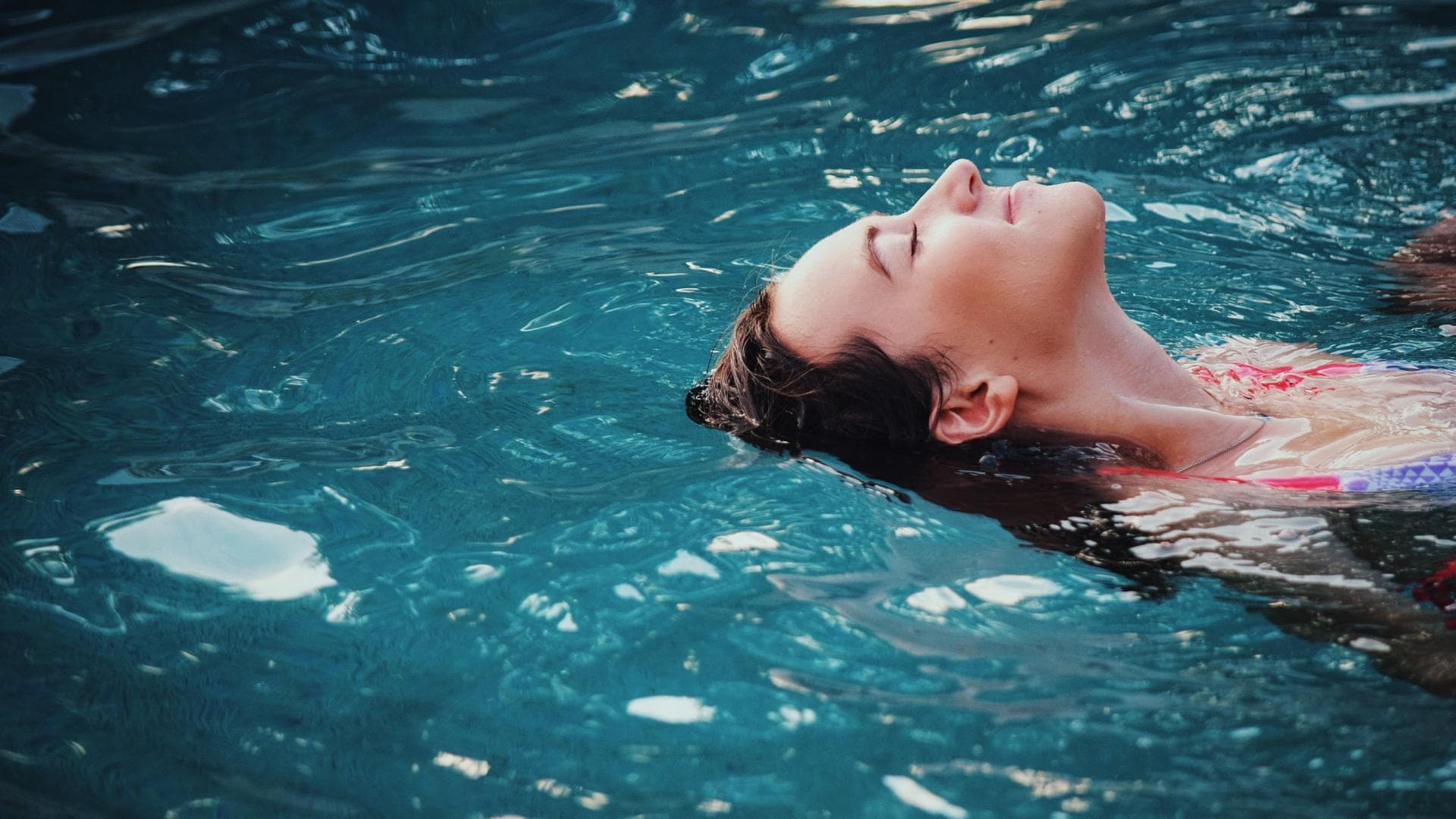 Frau im Wasser entspannt