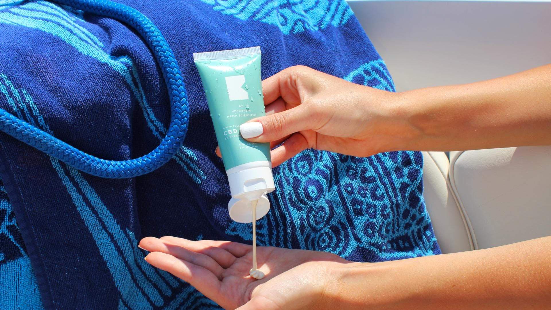 Frau gibt Sonnencreme in Handfläche 