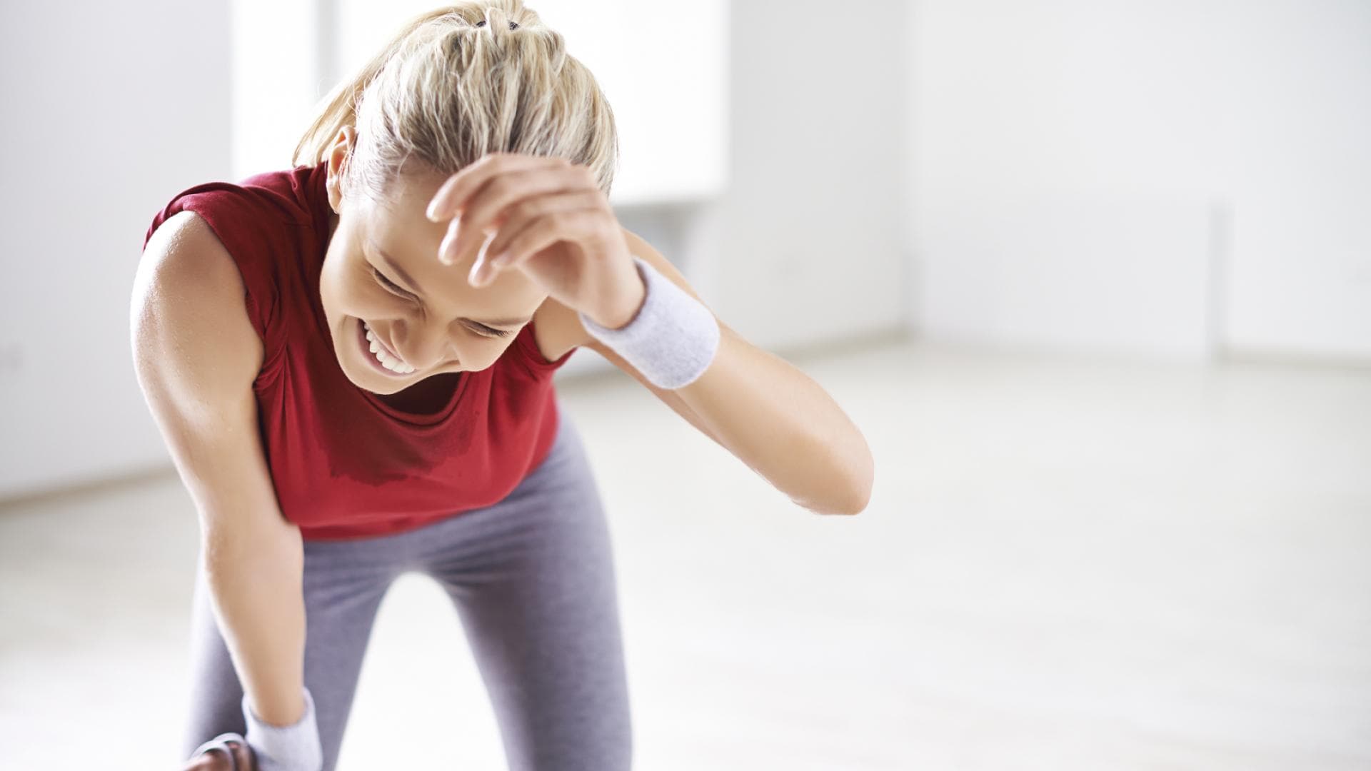 Erschöpfte Frau nach dem Sport