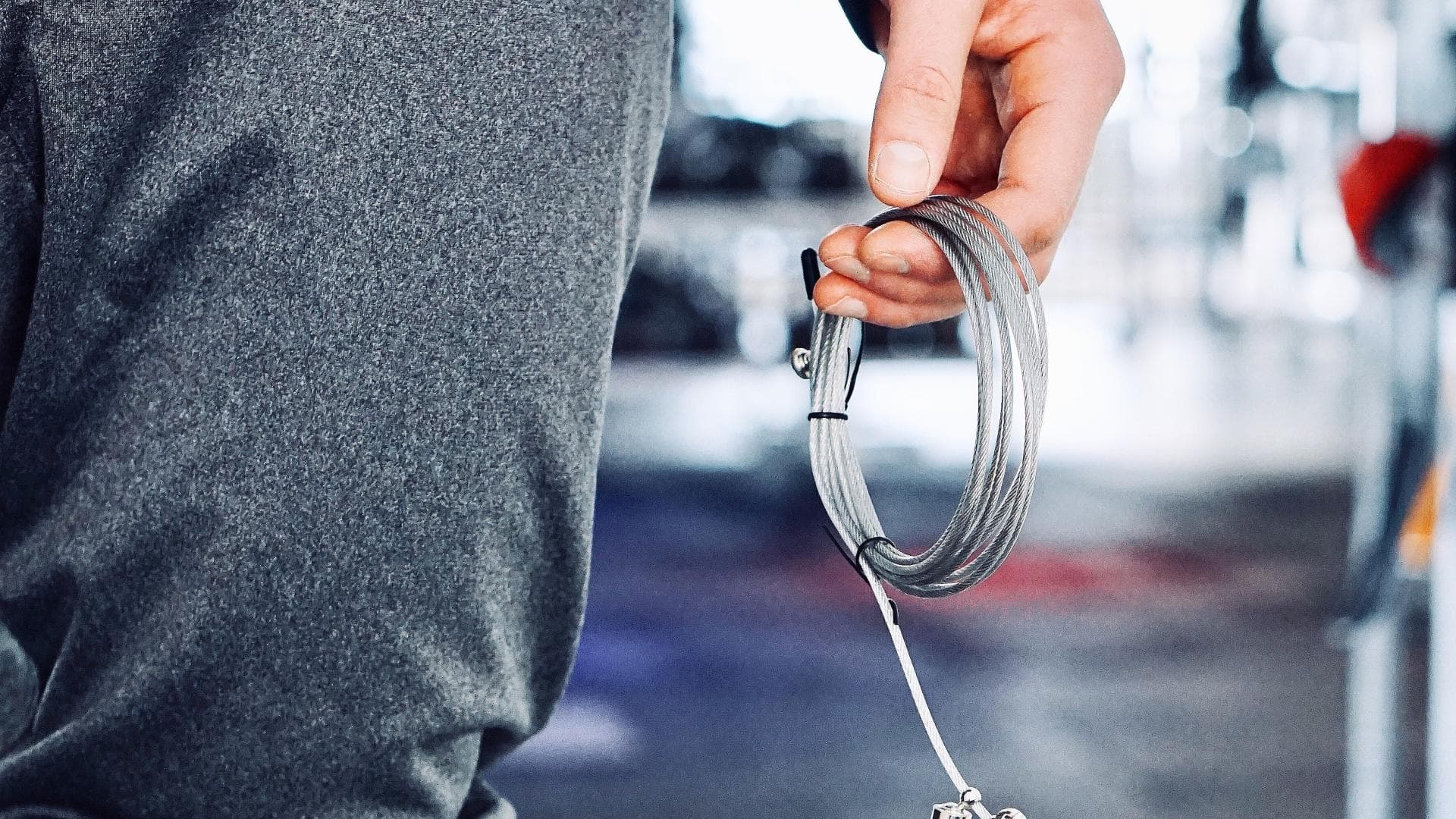 Nahaufnahme Mann mit Springseil im Gym