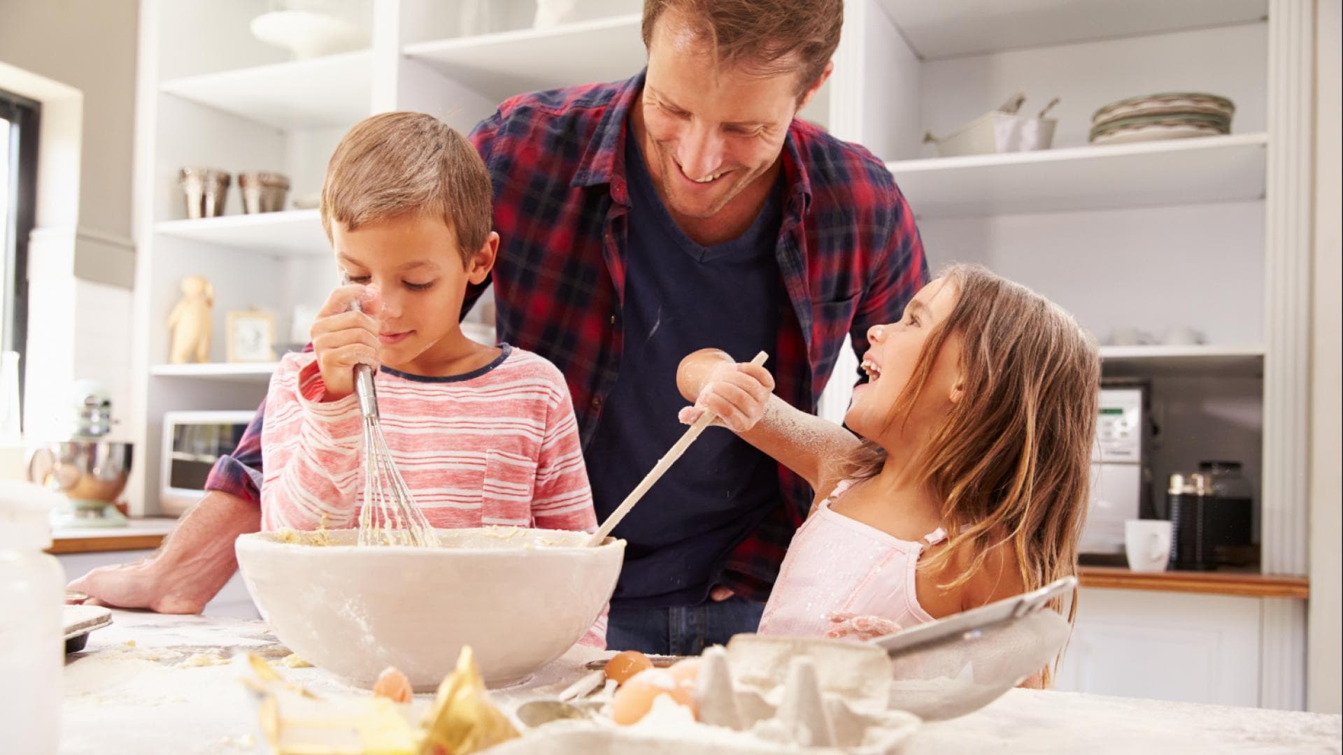 Vater backt zusammen mit zwei Kindern