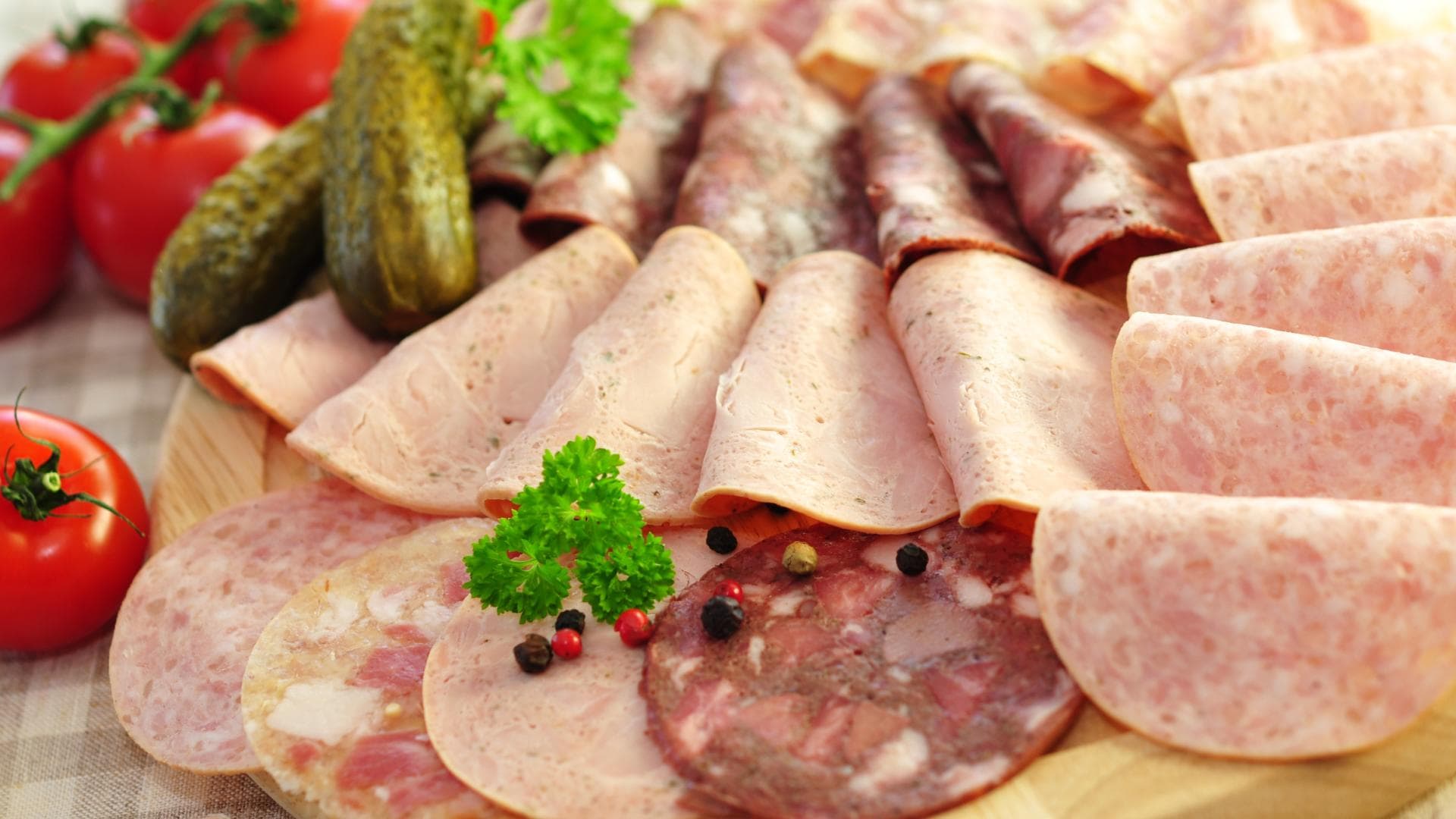 Ein übermäßiger Fleischkonsum kann mit einigen gesundheitsschädlichen Effekten einhergehen. Verschiedene Wurstsorten auf einem Holzbrett