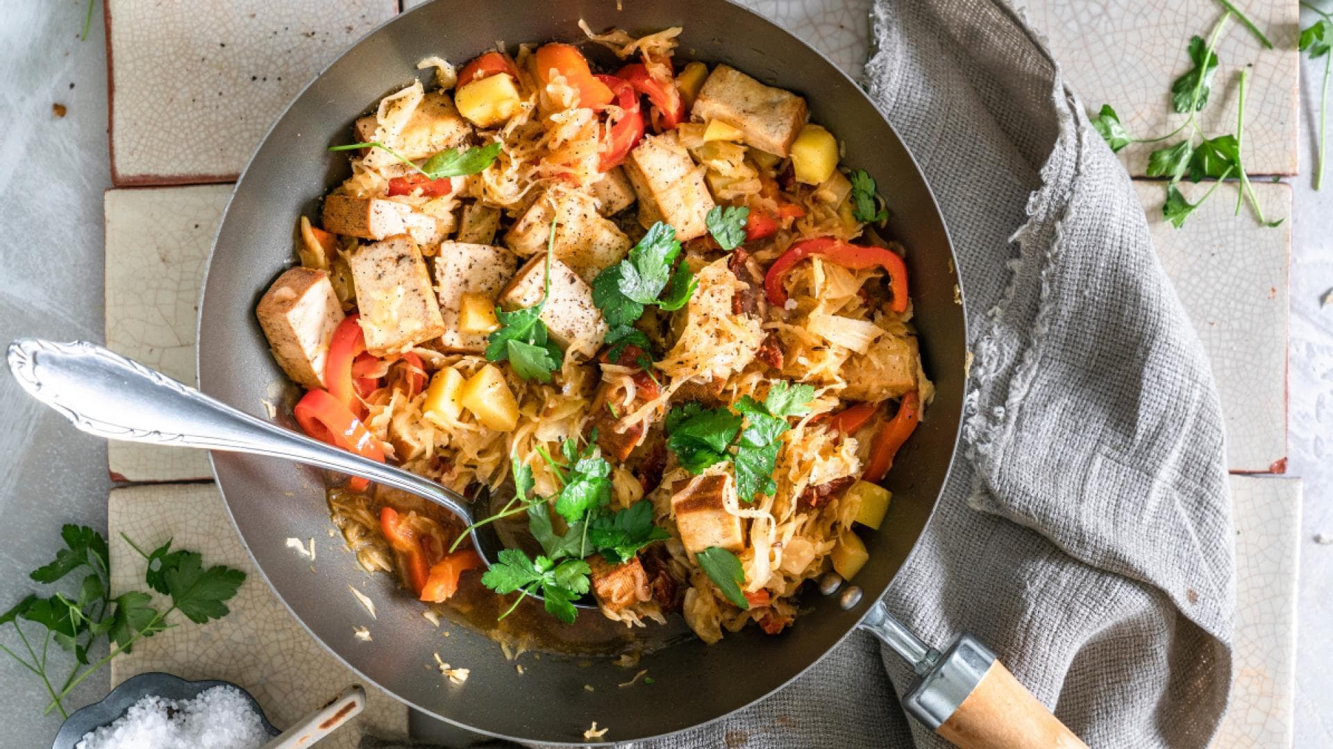 Sauerkrautpfanne mit Tofu und Kartoffeln Sauerkrautpfanne mit Tofu und Kartoffeln