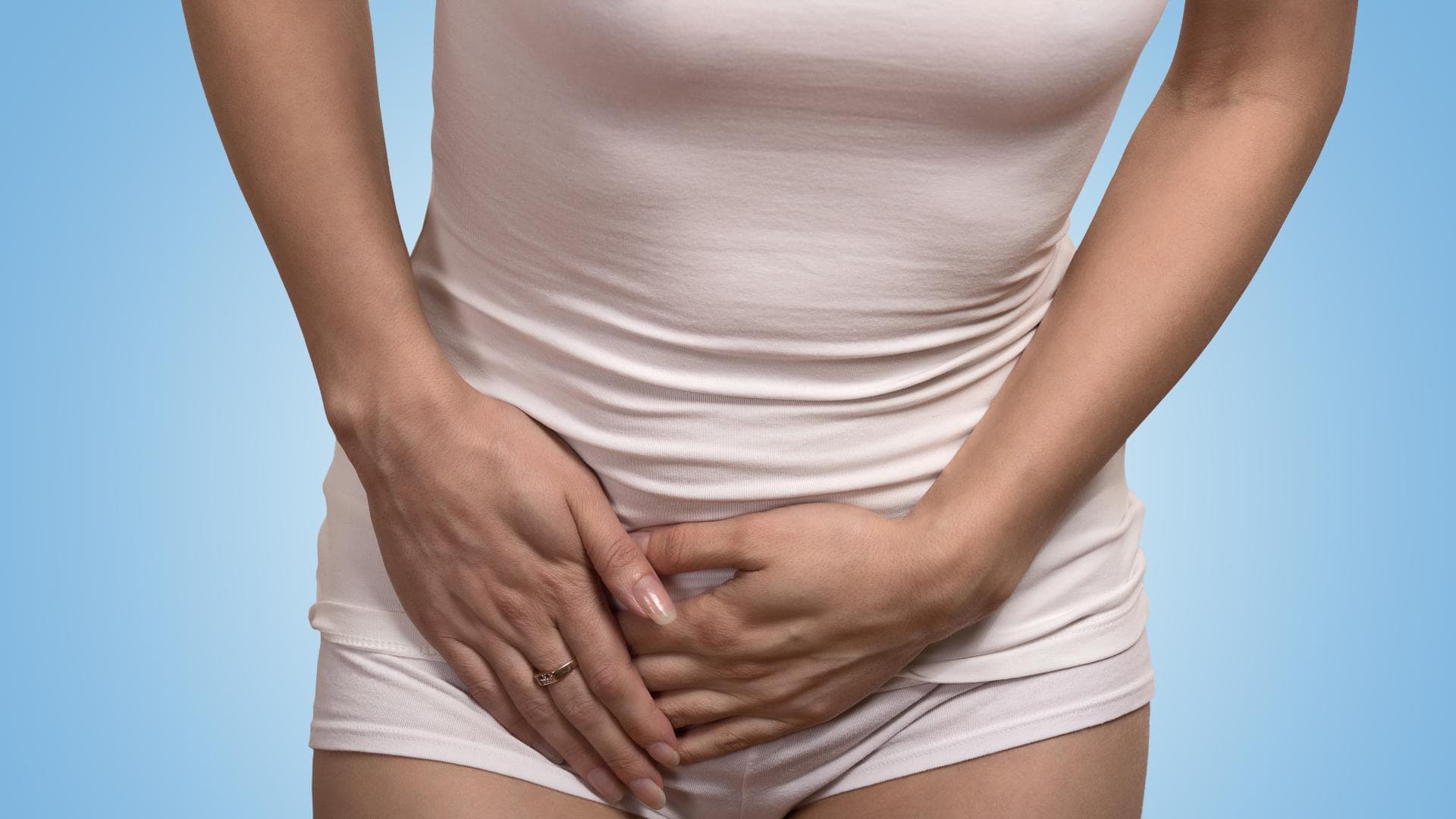 Frau mit Schmerzen im Unterbauch