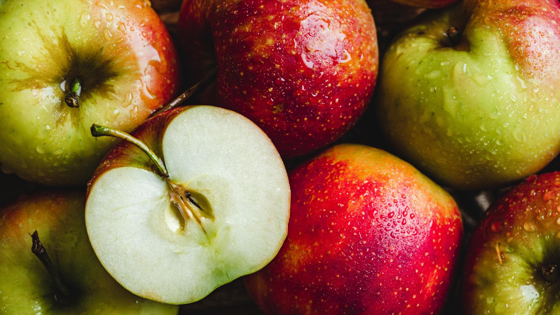 Einige Obstkerne, wie z.B. die Kerne von Äpfeln enthalten geringe Mengen an Cyanid.
