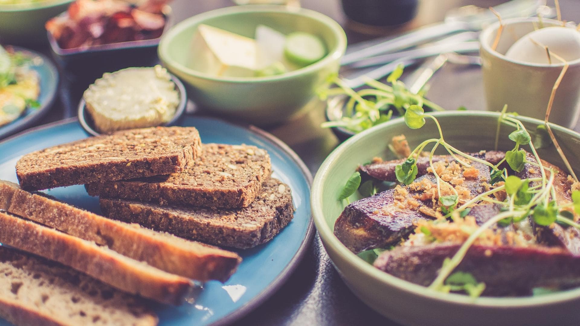 Brot und andere Frühstückszutaten auf dem Tisch