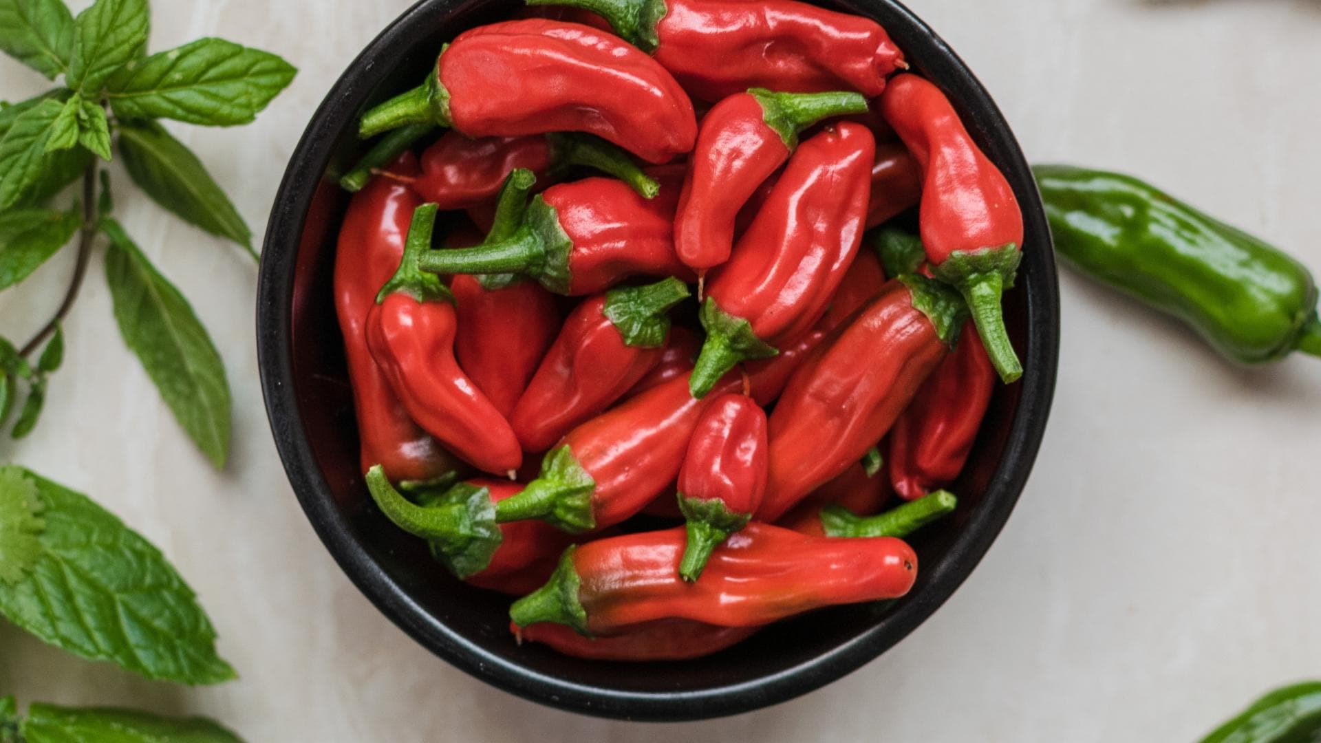 Rote und grüne Chili in Schale