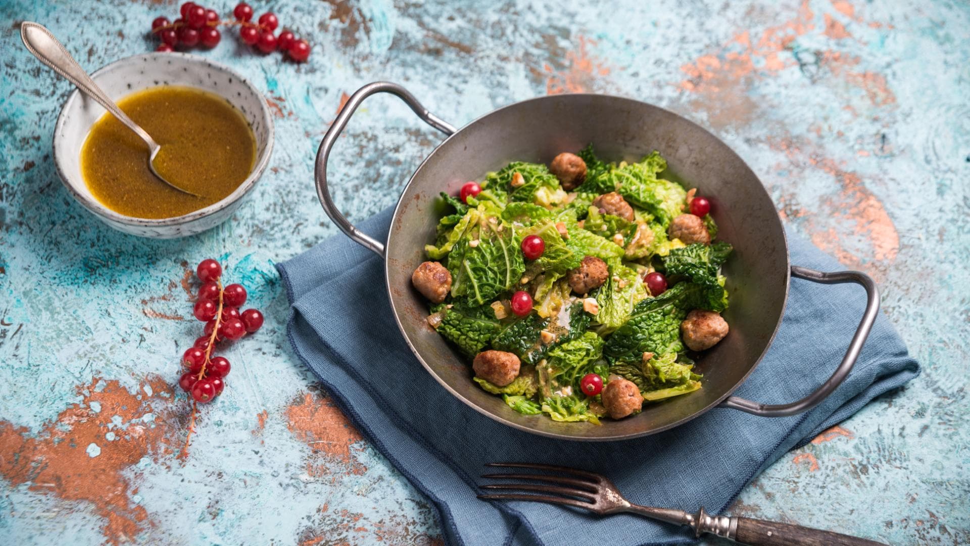 Wirsingsalat mit Salsiccia-Bällchen, Haselnüssen und Balsamico-Dressing