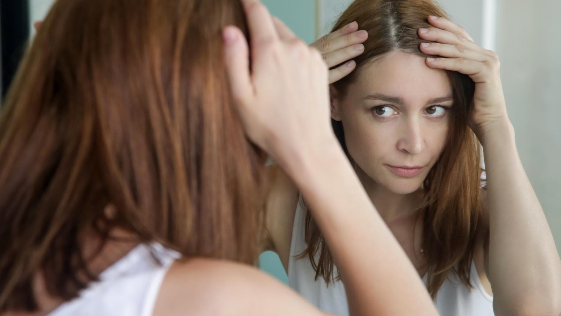 Frau begutachtet Haare