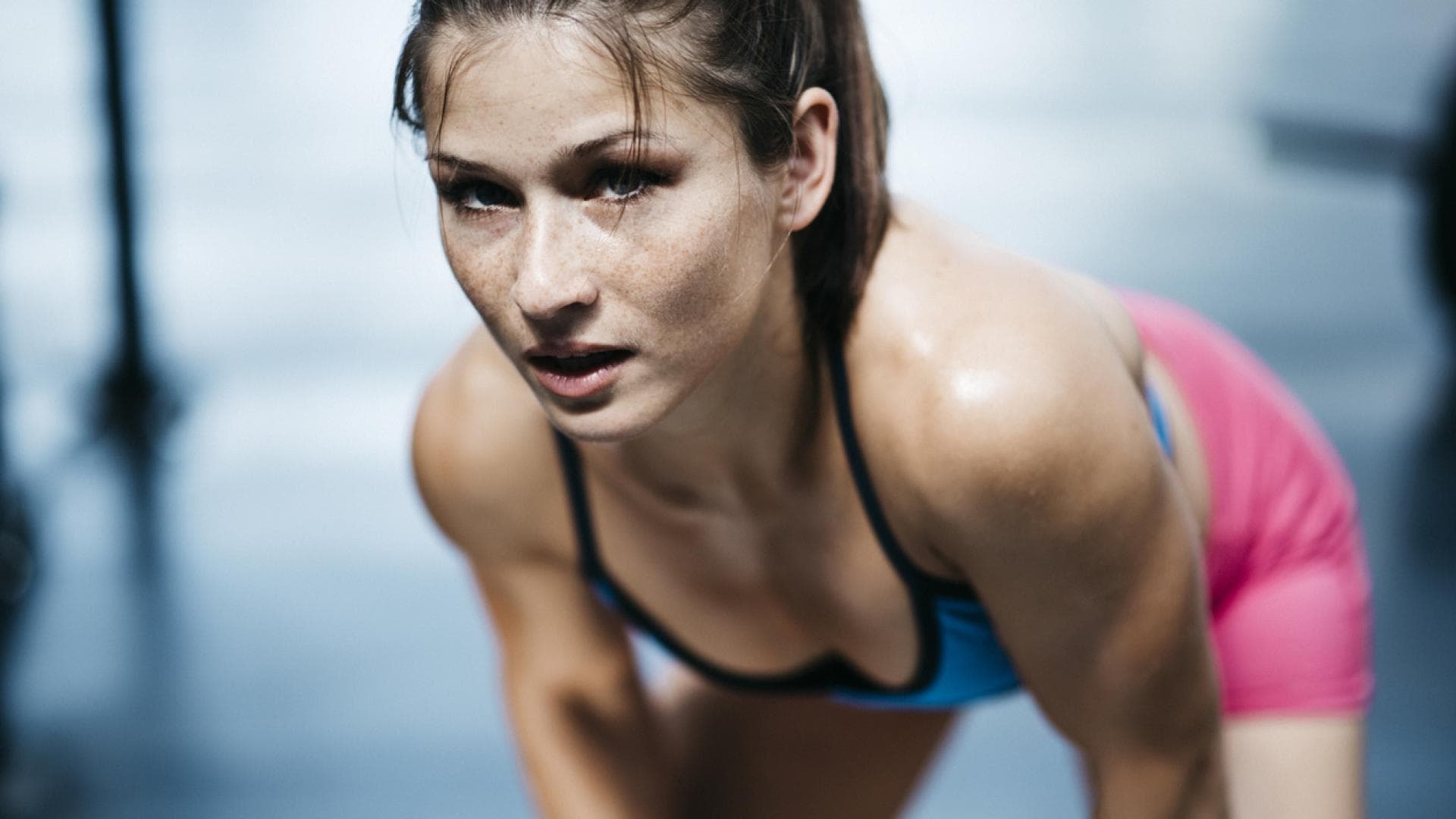 Erschöpfte Frau nach dem Training