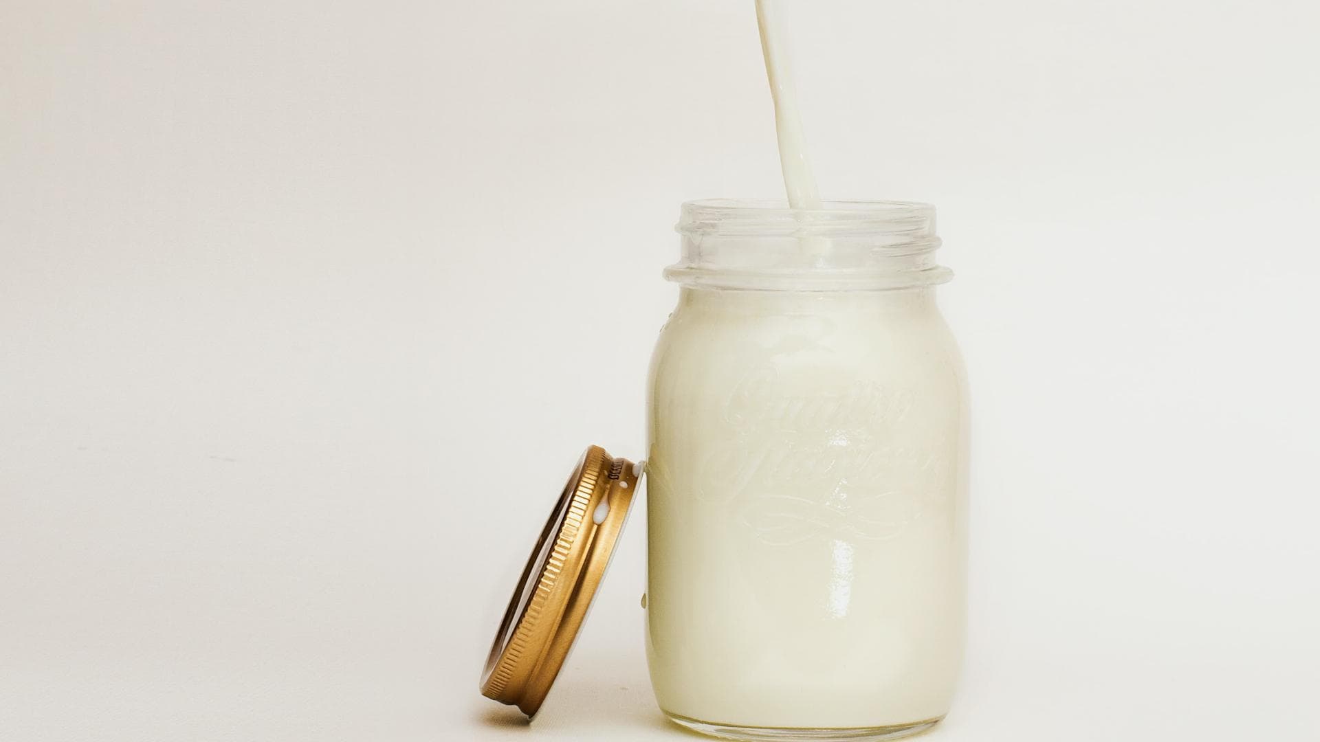 Glas mit Pflanzenmilch