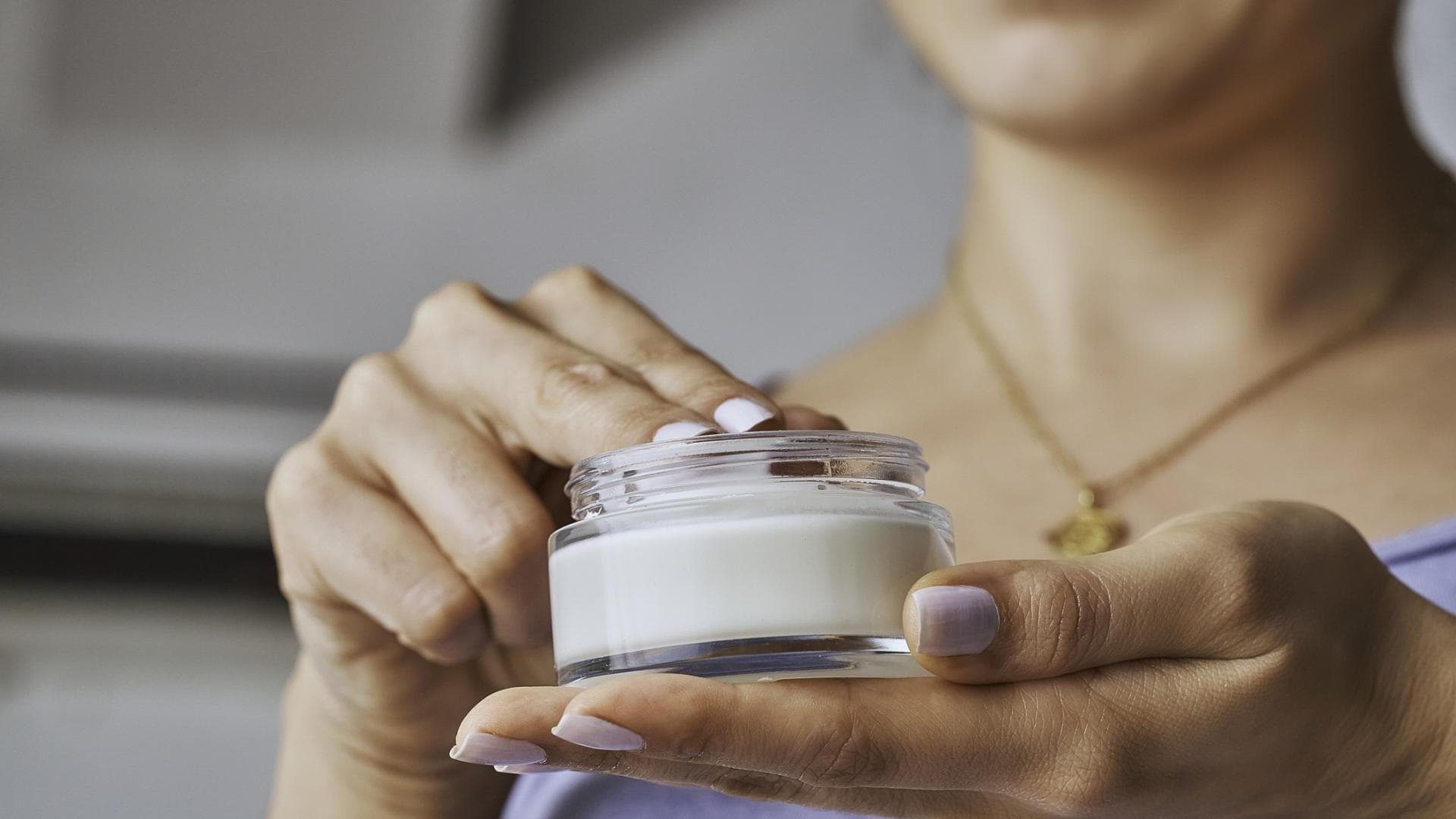 Junge Frau benutzt Deocreme
