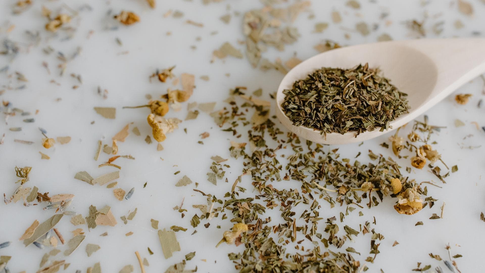 Getrockneter Oregano als Gewürz auf Löffel