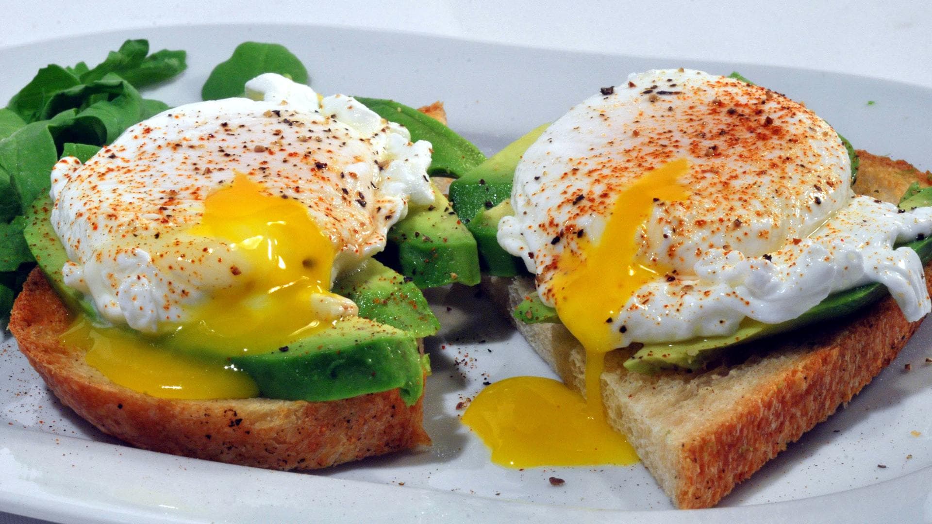 pochierte Eier auf Toast mit Avocado pochierte Eier auf Toast mit Avocado