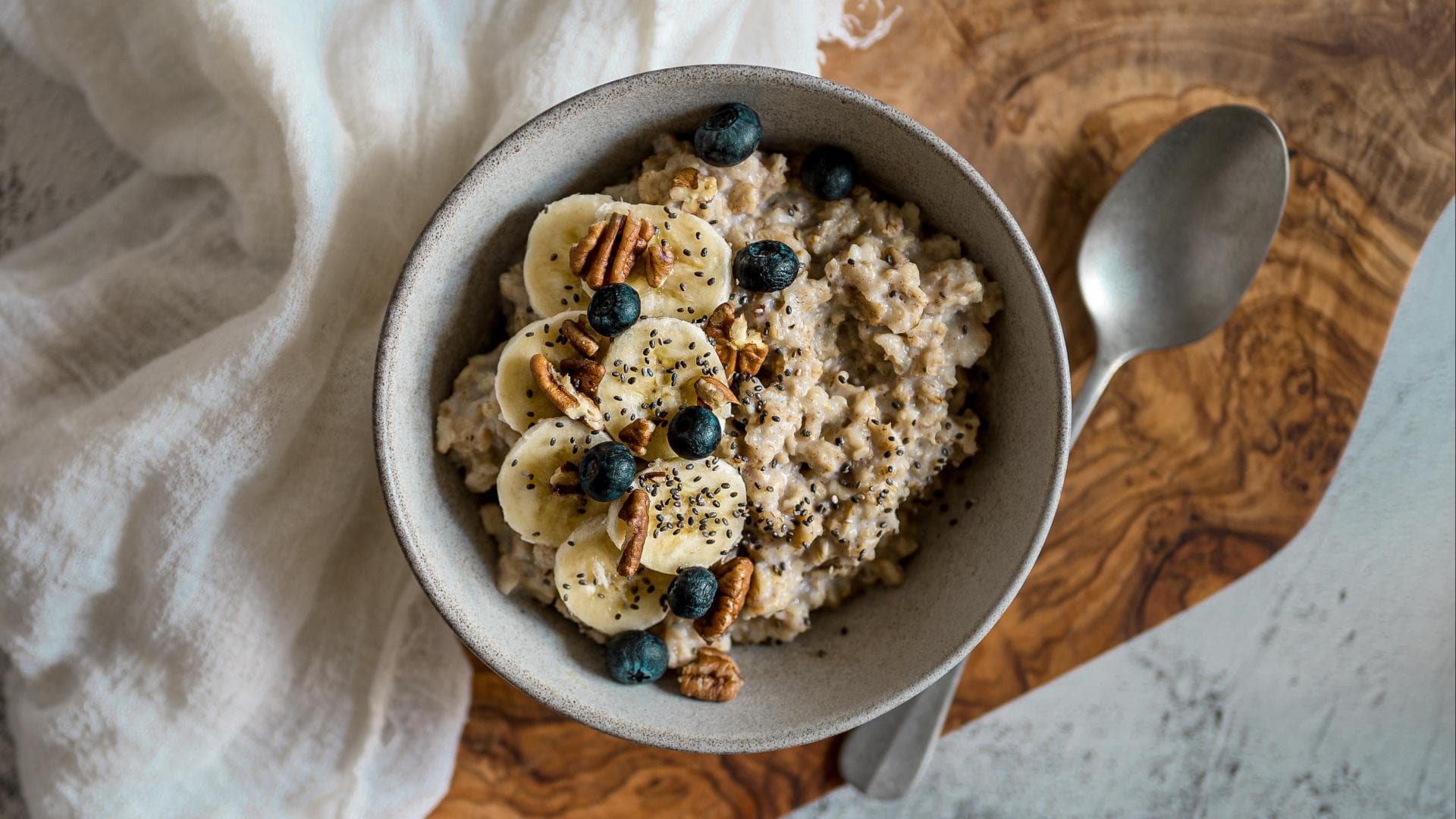 Porridge mit Obst und Nuessen