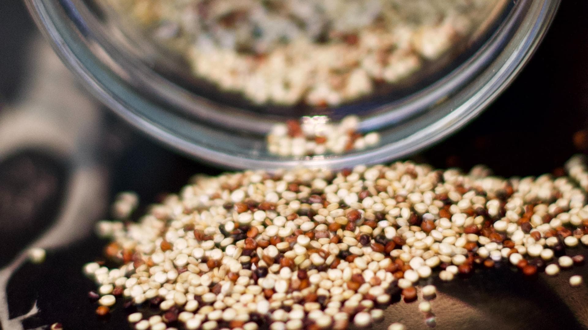 Bunte Quinoa in Glas