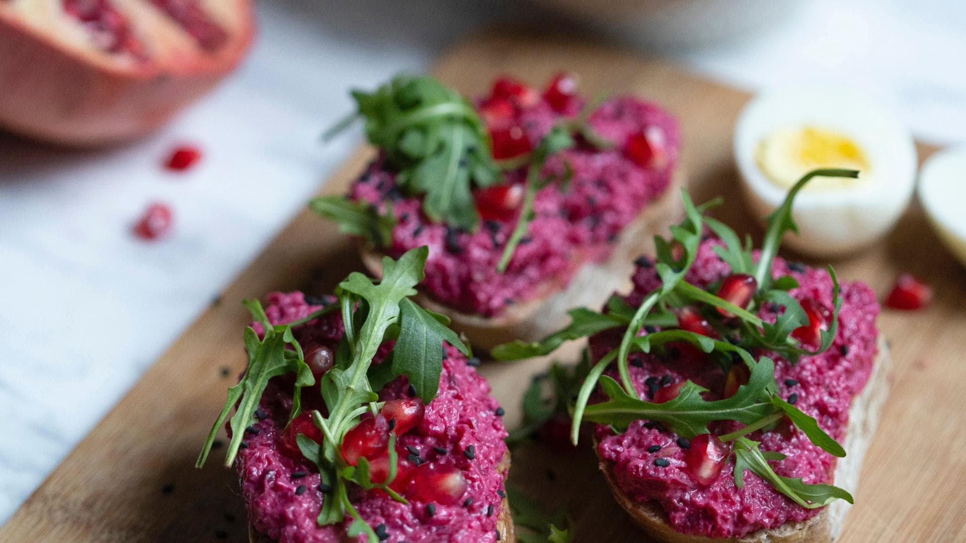 Rote-Beete-Aufstrich mit Granatapfelkernen