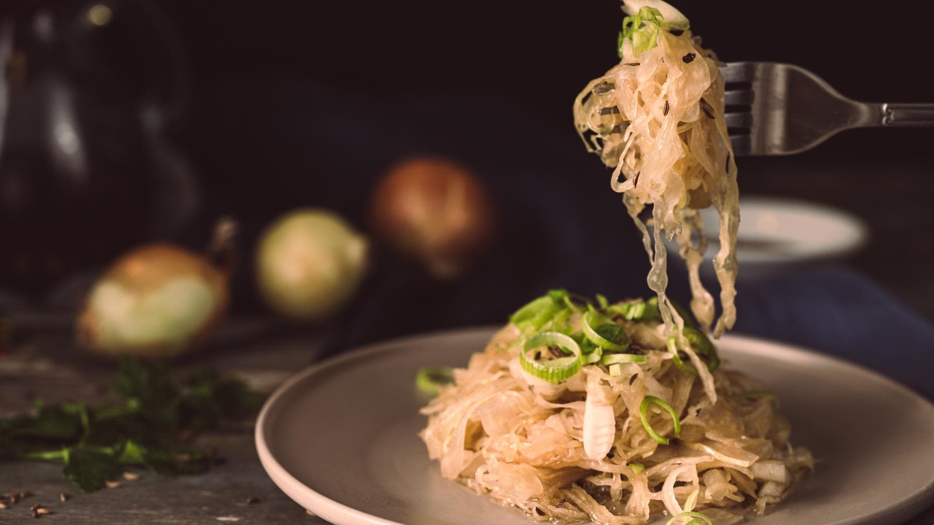 Sauerkrautgericht gerniert mit Lauchzwiebel