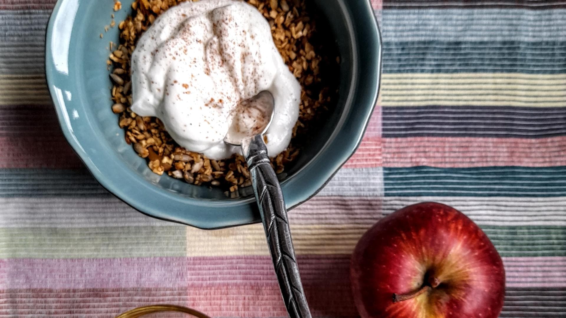 Skyr mit Granola und Nüssen Schale Skyr mit Granola und Müslie
