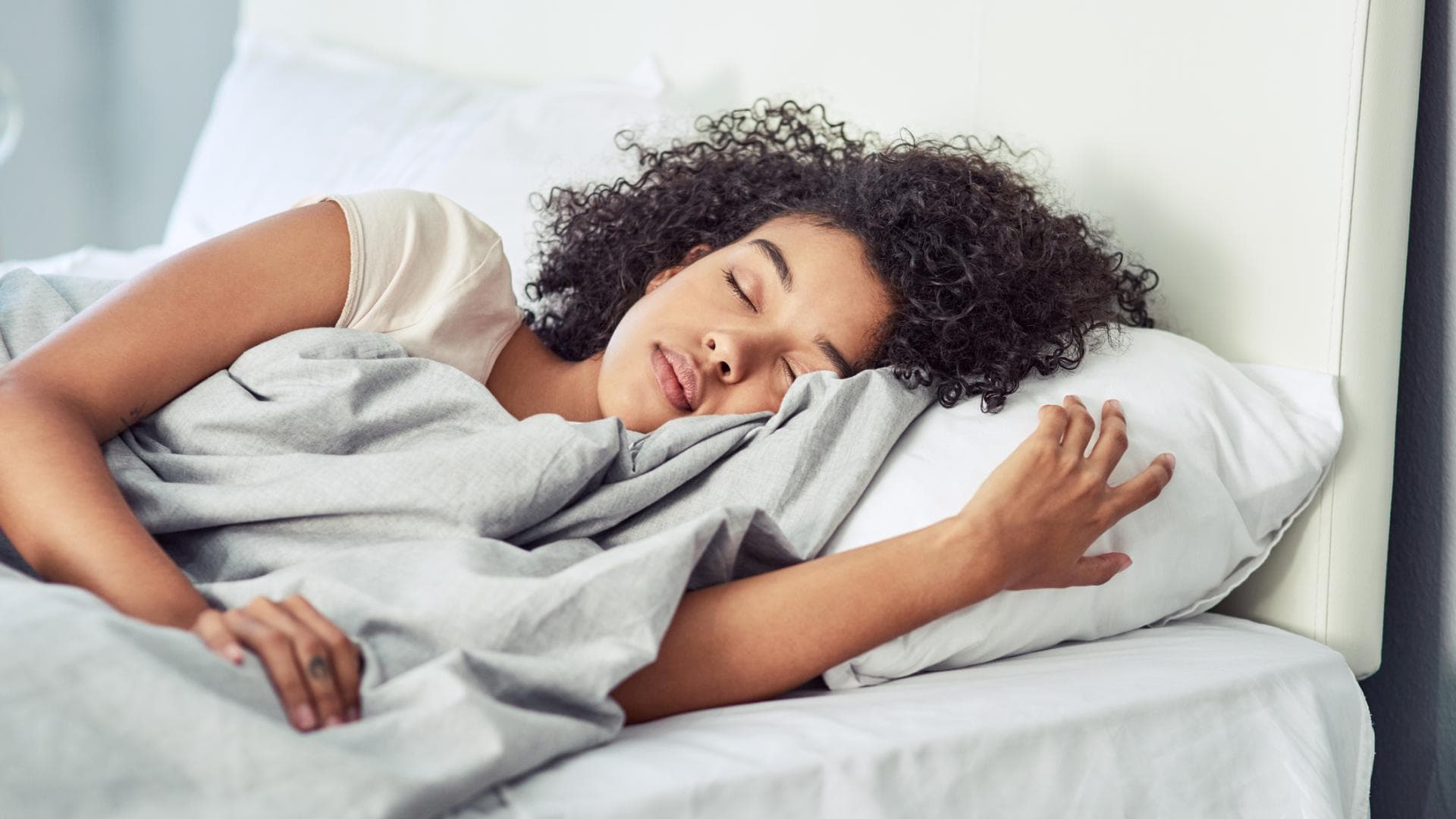 Frau schläft im Bett