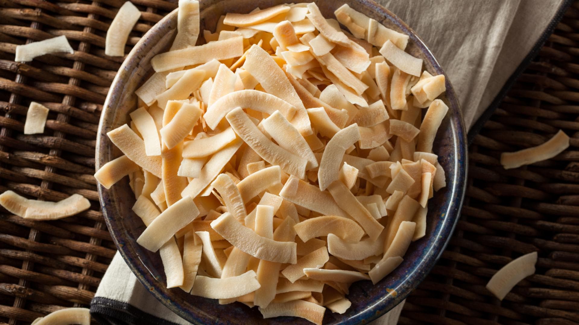 geröstete Kokoschips in einer Schale